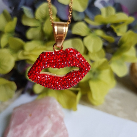 Hot Red Crystal Lips Pendant Gold Filled Necklace New - Picture 3 of 6
